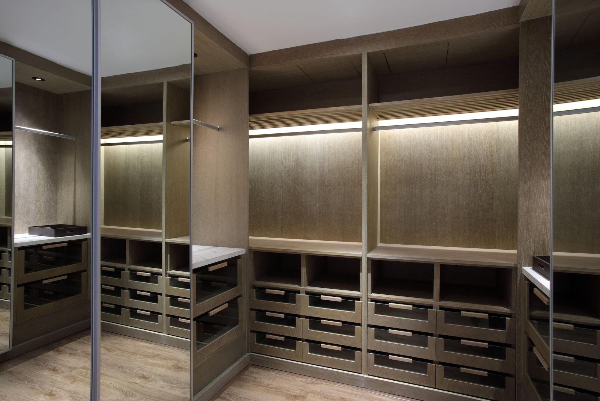 Doubletree By Hilton Jakarta - Diponegoro Dış mekan fotoğraf A walk-in closet