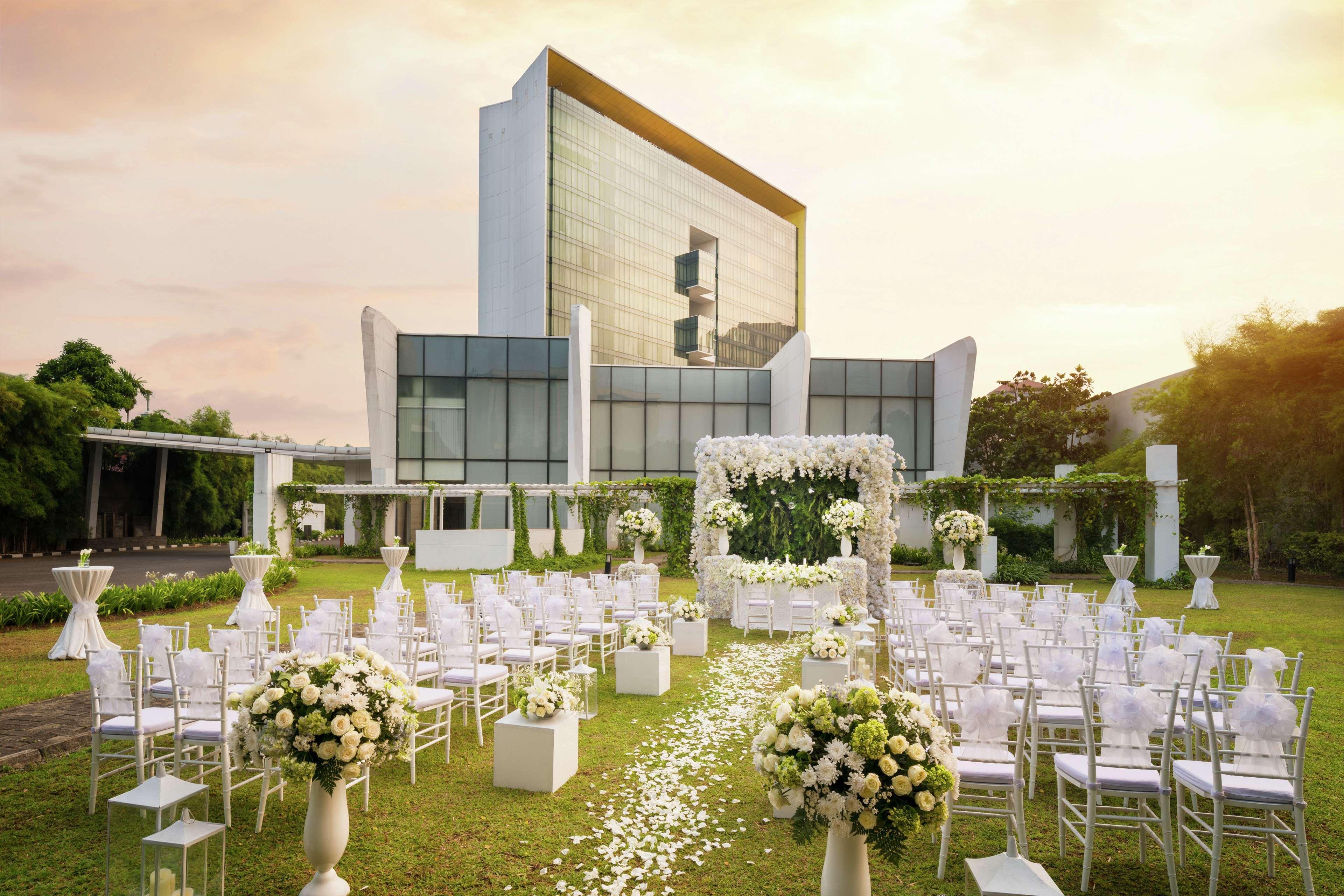 Doubletree By Hilton Jakarta - Diponegoro Dış mekan fotoğraf The Royal Paragon Hall
