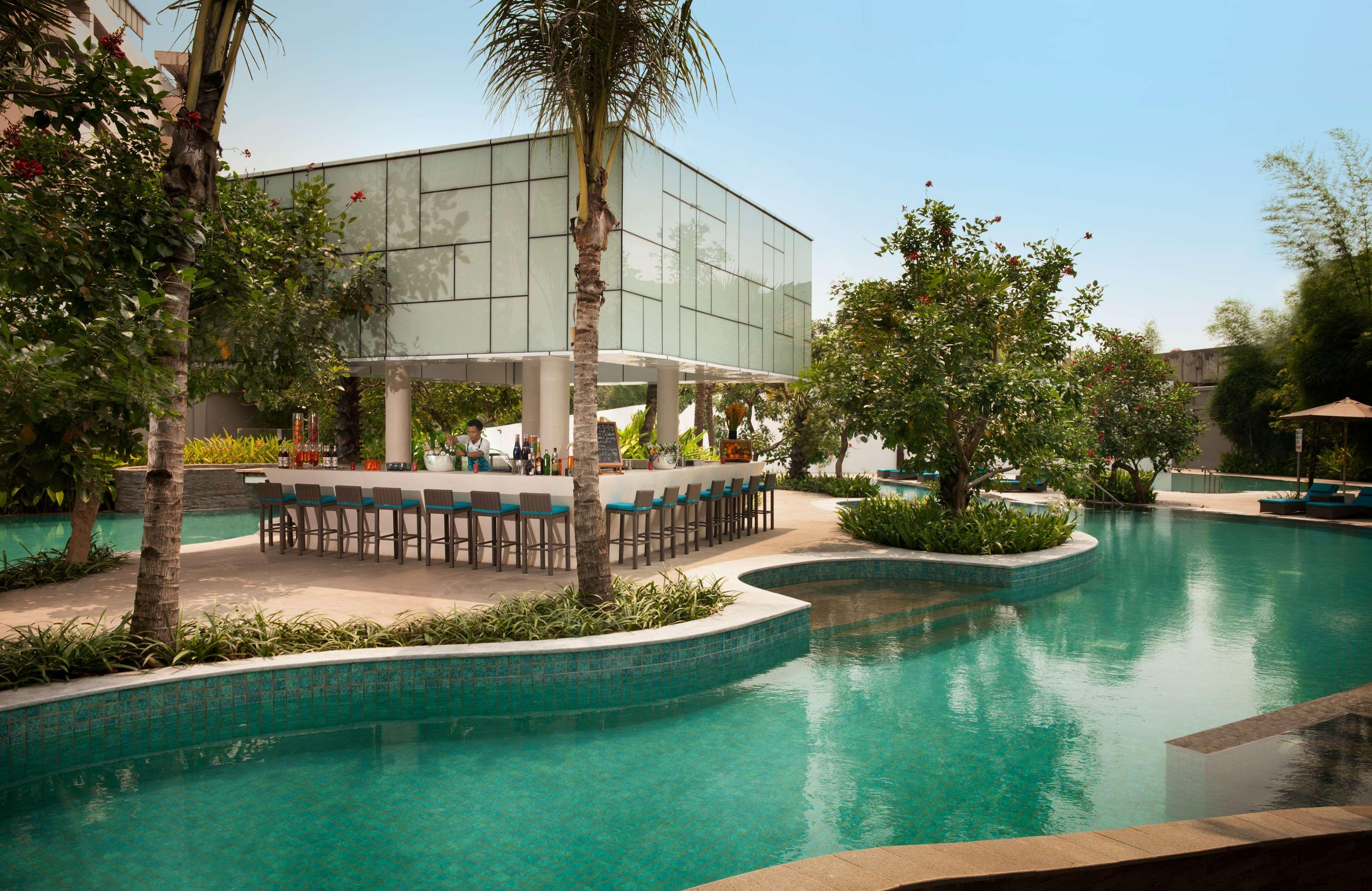 Doubletree By Hilton Jakarta - Diponegoro Dış mekan fotoğraf The pool at the hotel