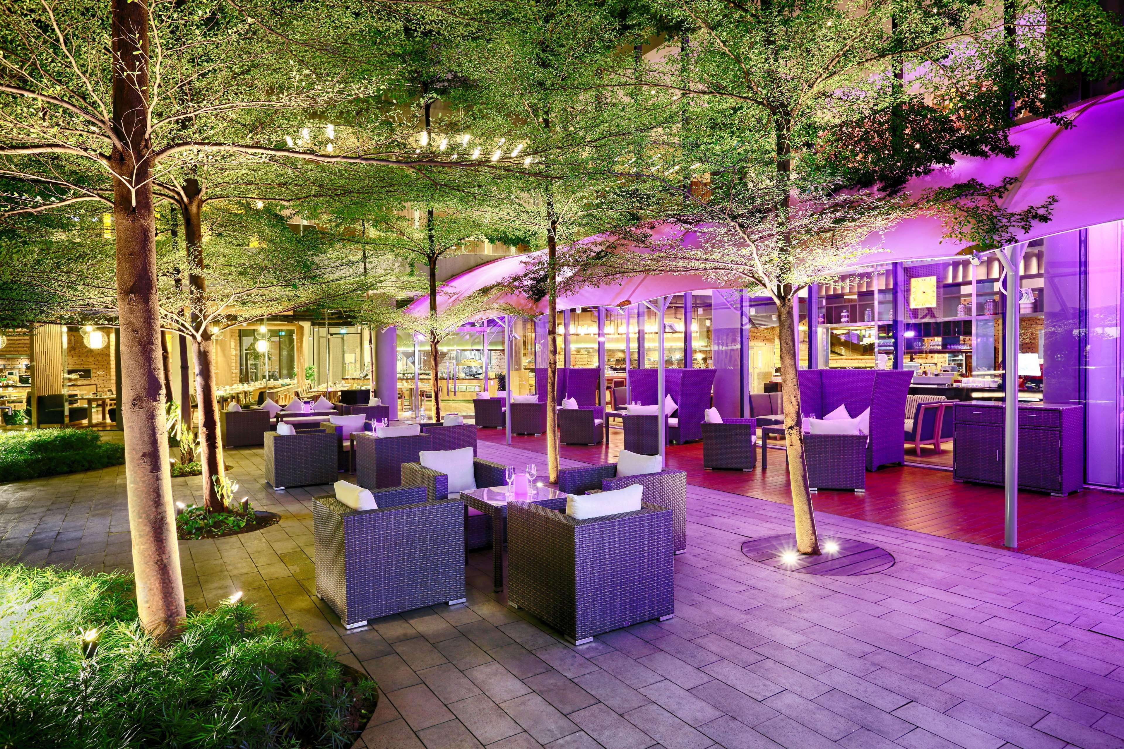 Doubletree By Hilton Jakarta - Diponegoro Dış mekan fotoğraf The Park, Hyderabad