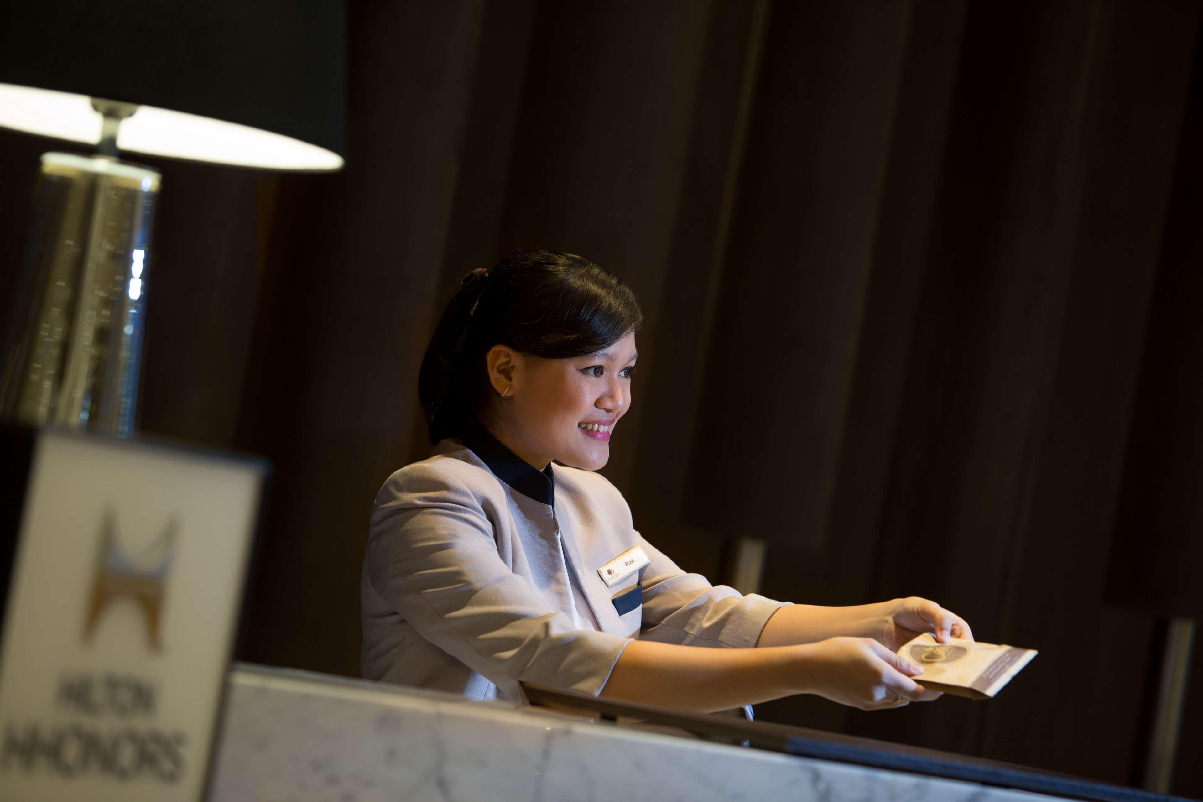 Doubletree By Hilton Jakarta - Diponegoro Dış mekan fotoğraf A hotel receptionist at work
