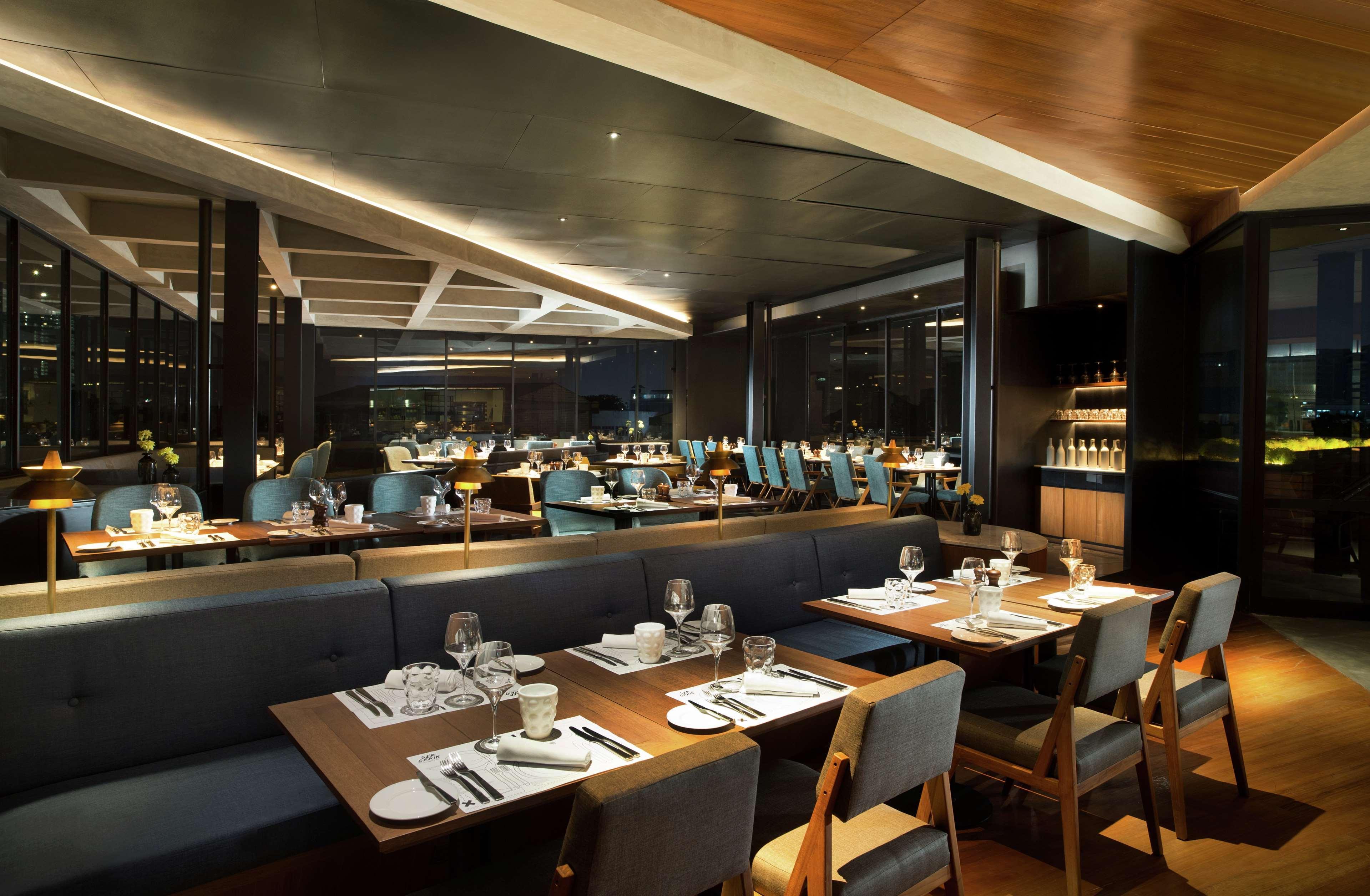 Doubletree By Hilton Jakarta - Diponegoro Dış mekan fotoğraf Interior of the restaurant