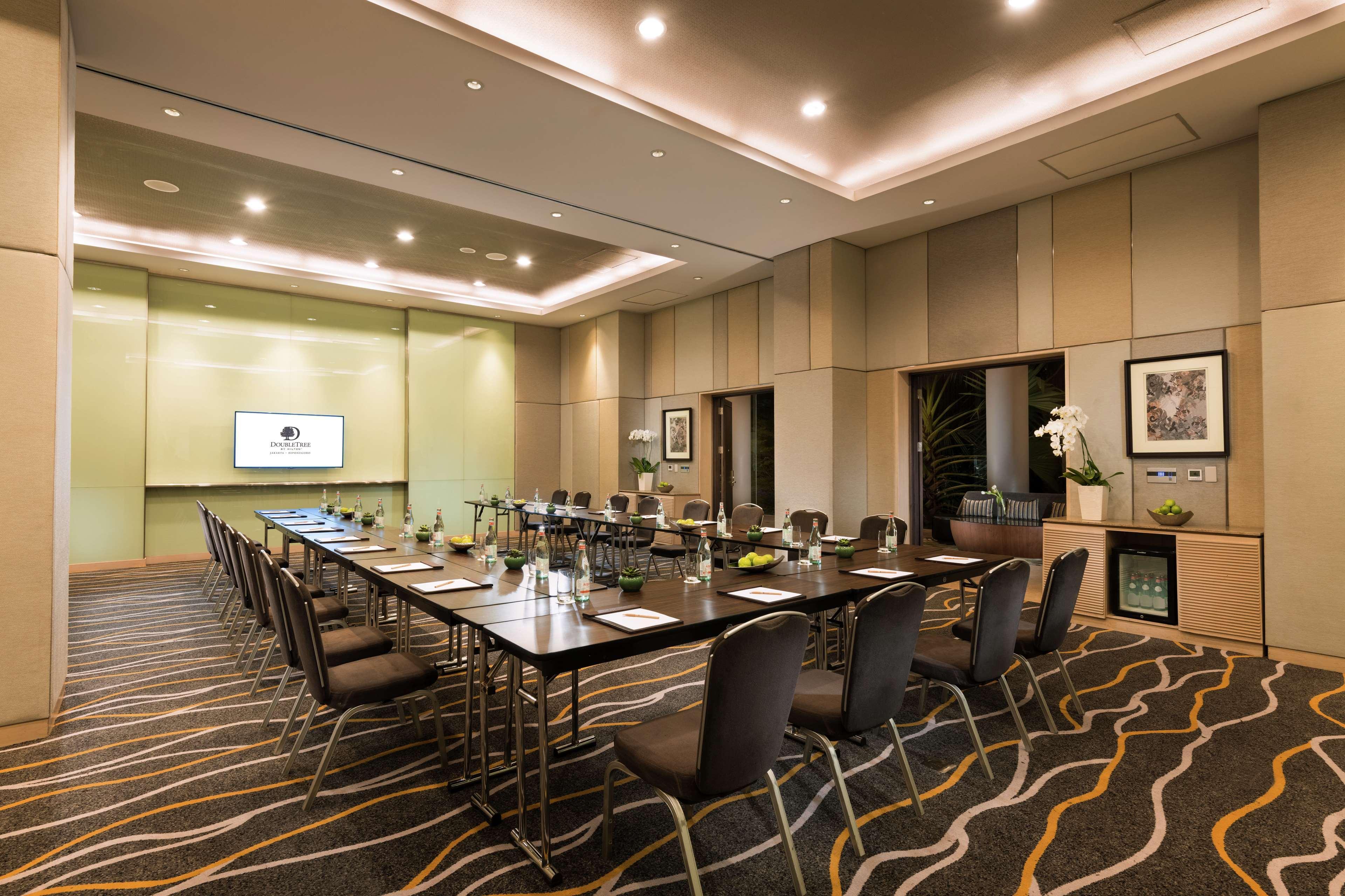 Doubletree By Hilton Jakarta - Diponegoro Dış mekan fotoğraf Meeting room at the hotel