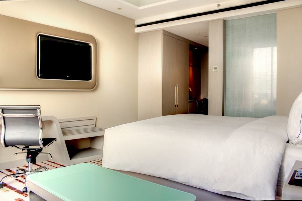Doubletree By Hilton Jakarta - Diponegoro Dış mekan fotoğraf A typical room at the hotel