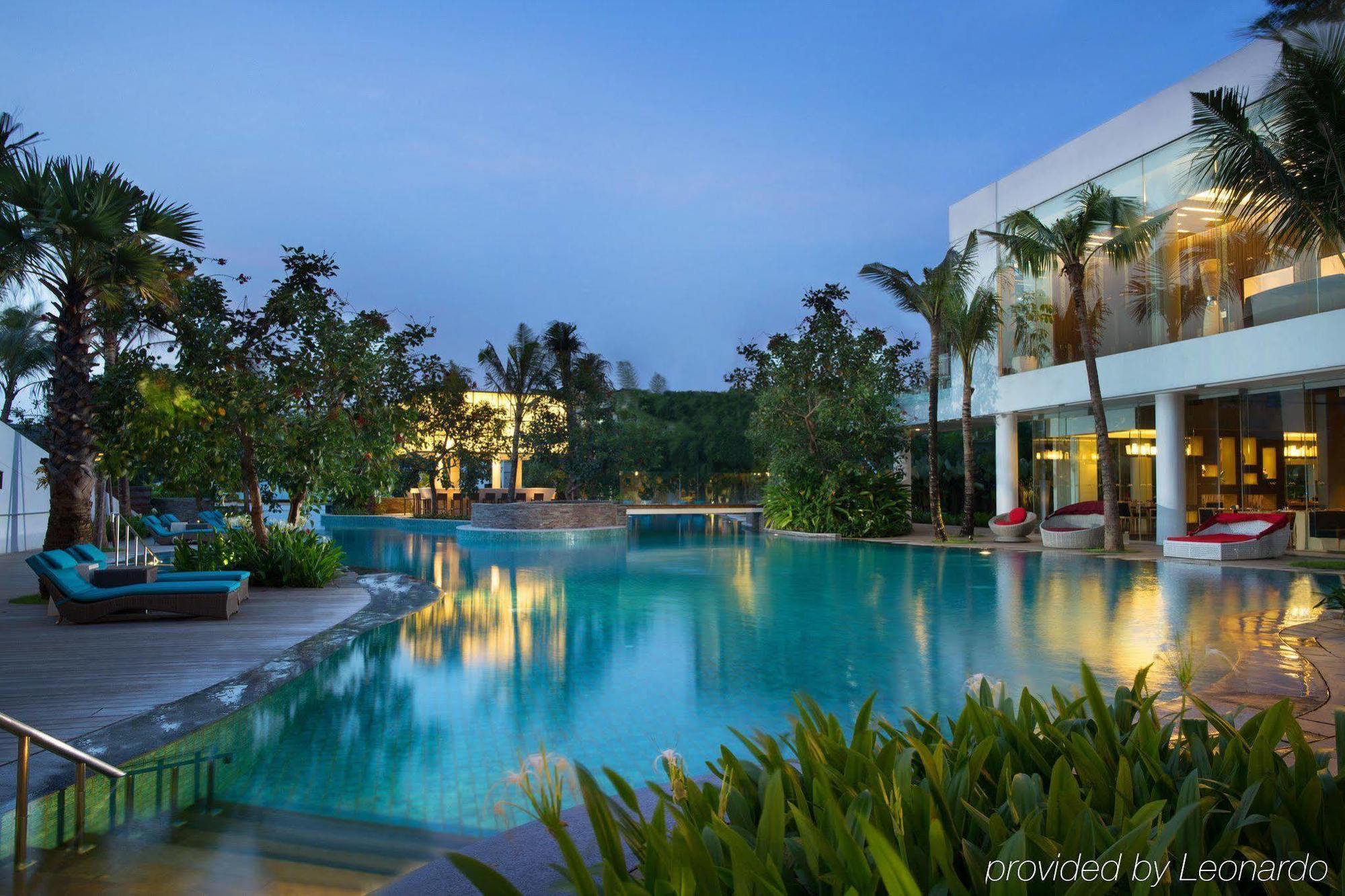 Doubletree By Hilton Jakarta - Diponegoro Dış mekan fotoğraf The pool at Le Méridien Nha Trang